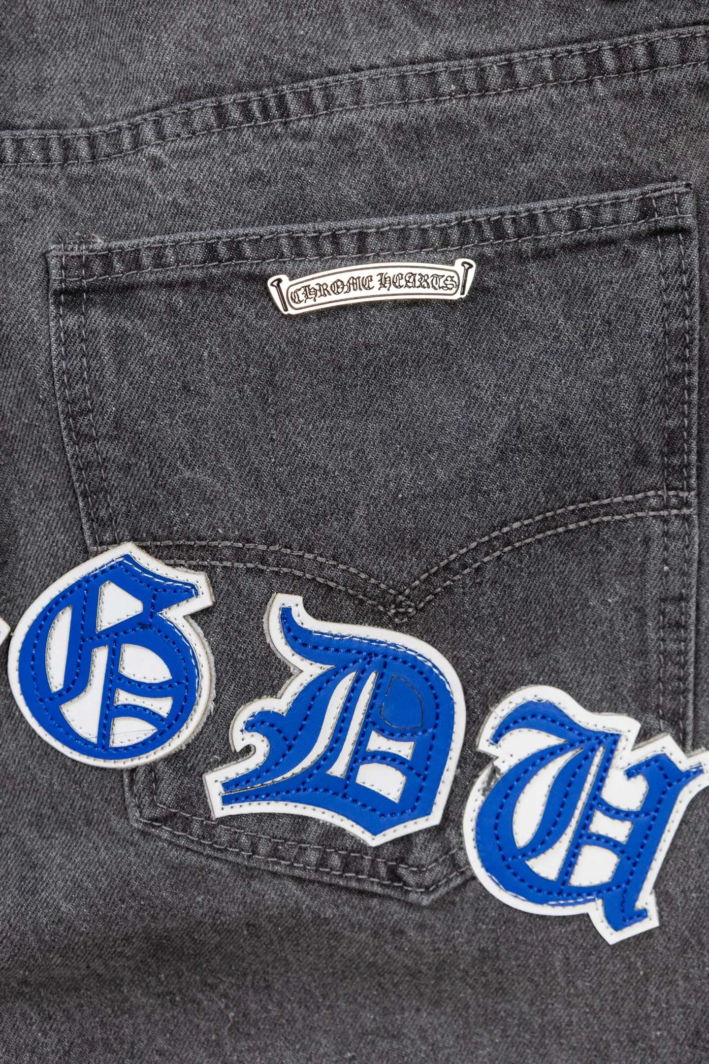 P240 Chromehearts limited edition blue and white classic cross patch leather gray jeans, priced at 34W level, patchwork cross pattern embellishment, washed jeans! ! An absolutely high-end luxury product, a 1.9W-level god-level single product, a super popular product, made by top heavy industry, a magic weapon that cannot be missed! [About Zangyin] This is an extremely luxurious fashion brand that can also be called the aristocracy of the high street. It has always been an exclusive brand for some hipsters or rich second generations. Compared with ordinary high streets, it is more luxurious and noble. Compared with luxury brands, it is more fashionable and individual. It has always been a brand that I have a special liking for. [Top heavy industry fashion design] Consistently high-street luxury style. Speaking of this style, the Zangyin family and GU family are definitely the leading representative brands. Especially the Zangyin family has really achieved a state-of-the-art effect in creating high-street style. The unique washed material is used to create this style. The color system is already quite eye-catching. After it is decorated with patchwork cross flowers, it cleverly highlights the charm of the brand. Secondly, this style uses classic The high-waist cutting design highlights the long legs and fashionable temperament of the upper body. The brand is highly recognizable and the slim fit configuration is more suitable for daily wear. It is a product that interprets personality, fashion, and specifications at a glance. This single product is enough to make any fan excited. It can be a white T-shirt for a youthful college style, or a tight suspender for a royal style. It has strong matching ability and can be easily controlled by men.  [Materials and craftsmanship] Needless to say, this point goes without saying. As an excellent craftsman brand, Zangyin’s requirements for details and craftsmanship are really perfect. The washed color of this model has gone through so many processes, not to mention the embellishment of denim appliques. It is also purely hand-made and sewn. Just like what they believe in, only hand-made things have soul and have the meaning of wear. A top-notch heavy-duty fashionable denim item, I look forward to your perfect interpretation! !  Color: Gray Size: 28-34